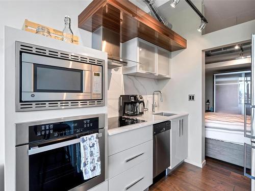 626-1029 View St, Victoria, BC - Indoor Photo Showing Kitchen With Stainless Steel Kitchen