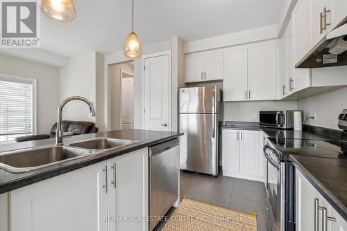 337 Atkinson Street, Clearview (Stayner), ON - Indoor Photo Showing Kitchen With Double Sink With Upgraded Kitchen