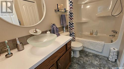 503 Reid Crescent, Swift Current, SK - Indoor Photo Showing Bathroom