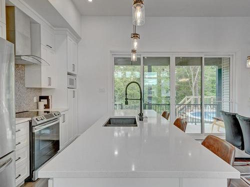 Kitchen - 12 Rue Des Colibris, Sainte-Clotilde, QC - Indoor Photo Showing Kitchen With Upgraded Kitchen