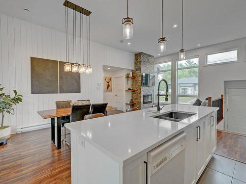 Kitchen - 12 Rue Des Colibris, Sainte-Clotilde, QC - Indoor Photo Showing Kitchen With Double Sink With Upgraded Kitchen