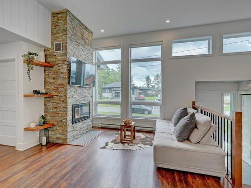 Living room - 12 Rue Des Colibris, Sainte-Clotilde, QC - Indoor Photo Showing Living Room With Fireplace