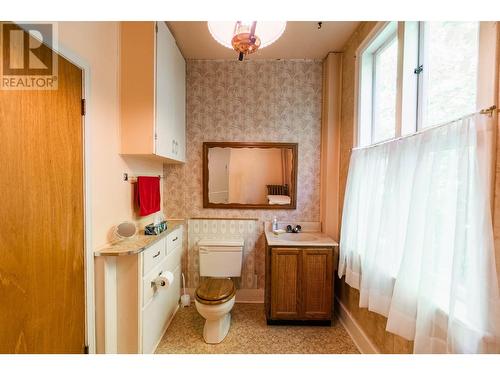 1107 Robertson  Avenue, Nelson, BC - Indoor Photo Showing Bathroom