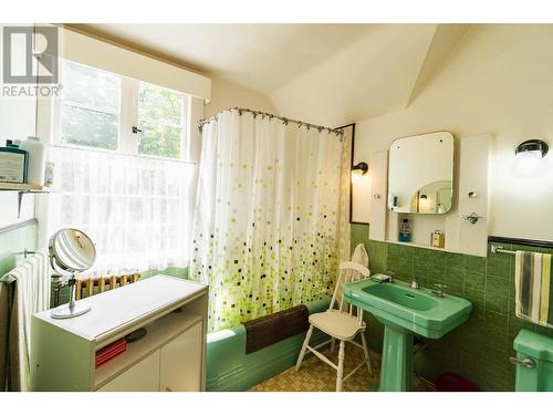 1107 Robertson  Avenue, Nelson, BC - Indoor Photo Showing Bathroom