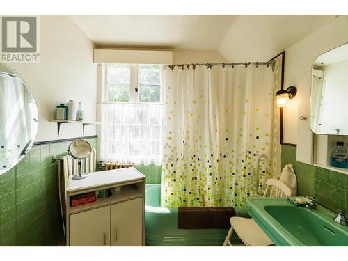 1107 Robertson  Avenue, Nelson, BC - Indoor Photo Showing Bathroom