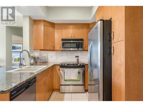 7343 Okanagan Landing Road Unit# 1218, Vernon, BC - Indoor Photo Showing Kitchen With Double Sink