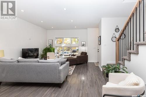 1402 Wiggins Avenue S, Saskatoon, SK - Indoor Photo Showing Living Room