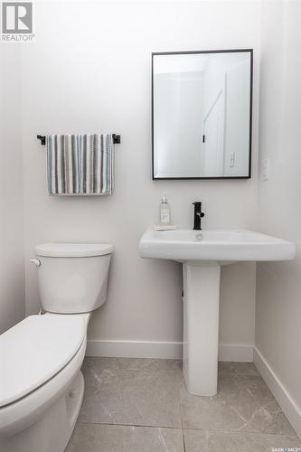 1402 Wiggins Avenue S, Saskatoon, SK - Indoor Photo Showing Bathroom