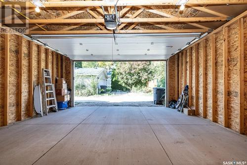 1402 Wiggins Avenue S, Saskatoon, SK - Indoor Photo Showing Garage