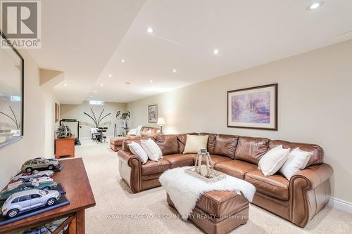 145 Willis Drive, Aurora, ON - Indoor Photo Showing Living Room