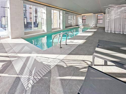 Piscine - 403-1188 Rue St-Antoine O., Montréal (Ville-Marie), QC - Indoor Photo Showing Other Room With In Ground Pool