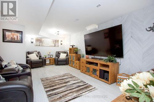 4 Aldcroft Crescent, Clarington, ON - Indoor Photo Showing Living Room