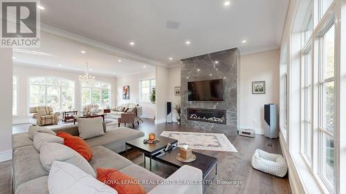 1286 Cambridge Drive W, Oakville (Eastlake), ON - Indoor Photo Showing Living Room