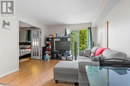 409 - 310 Kingsdale Avenue, Kingston, ON - Indoor Photo Showing Living Room