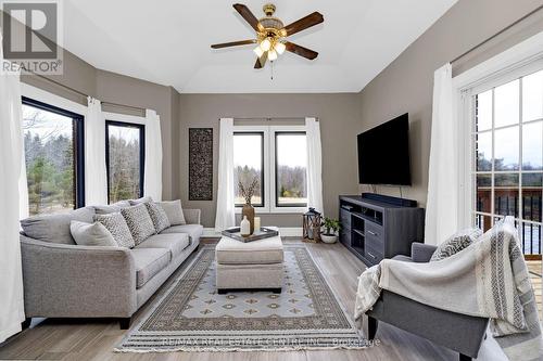 9343 Wellington 22 Road, Erin, ON - Indoor Photo Showing Living Room