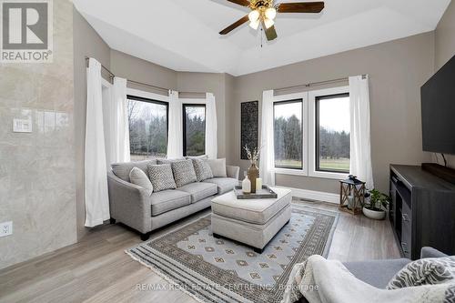 9343 Wellington 22 Road, Erin, ON - Indoor Photo Showing Living Room