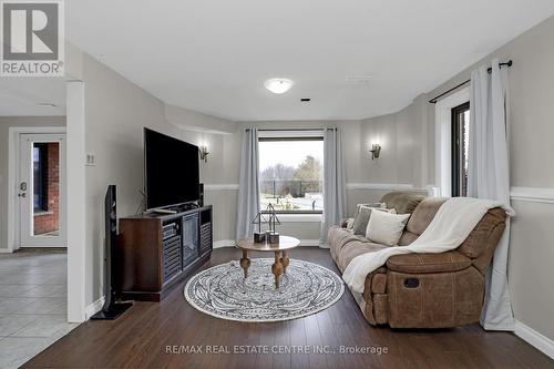 9343 Wellington 22 Road, Erin, ON - Indoor Photo Showing Living Room