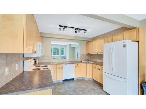 118 - 4835 Radium Boulevard, Radium Hot Springs, BC - Indoor Photo Showing Kitchen With Double Sink