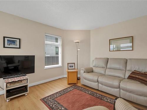 203B-670 Island Hwy South, Campbell River, BC - Indoor Photo Showing Living Room