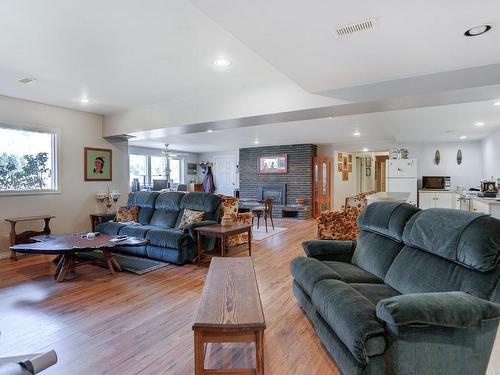 1783 Old Ferry Road, Kamloops, BC - Indoor Photo Showing Living Room