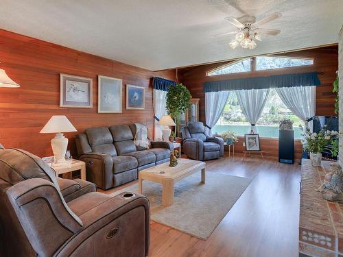 1783 Old Ferry Road, Kamloops, BC - Indoor Photo Showing Living Room