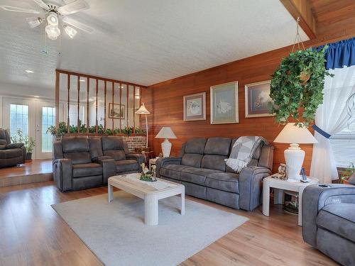 1783 Old Ferry Road, Kamloops, BC - Indoor Photo Showing Living Room