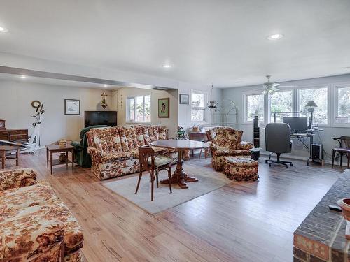 1783 Old Ferry Road, Kamloops, BC - Indoor Photo Showing Living Room