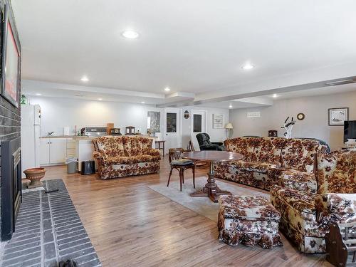 1783 Old Ferry Road, Kamloops, BC - Indoor Photo Showing Living Room