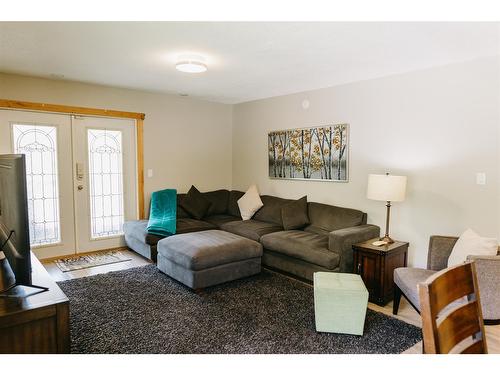 661 Golden Donald Upper Rd, Golden, BC - Indoor Photo Showing Living Room