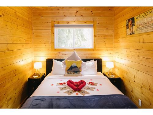 661 Golden Donald Upper Rd, Golden, BC - Indoor Photo Showing Bedroom