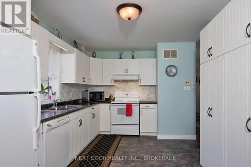 366 Shannon Boulevard, South Huron (Stephen Twp), ON - Indoor Photo Showing Kitchen With Double Sink