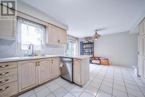 3309 Loyalist Drive, Mississauga, ON - Indoor Photo Showing Kitchen