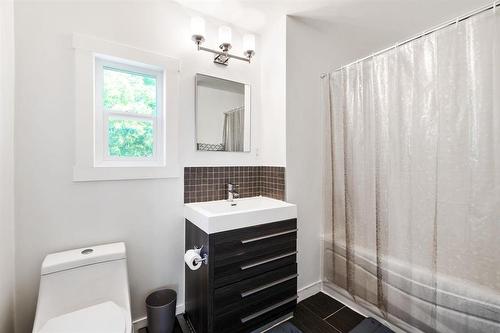 802 Alexander Avenue, Winnipeg, MB - Indoor Photo Showing Bathroom