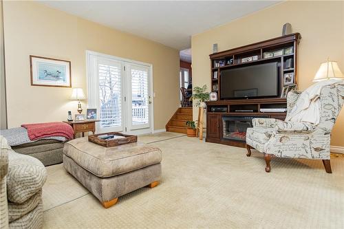 2740 South Grimsby #18 Road, West Lincoln, ON - Indoor Photo Showing Living Room