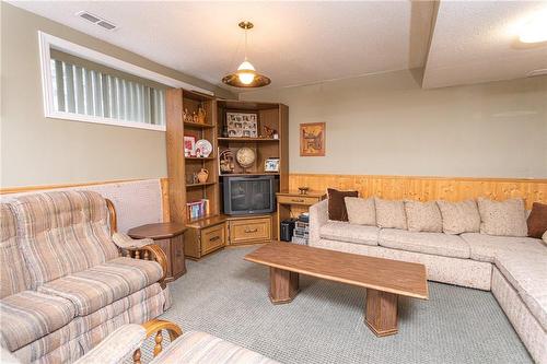 2740 South Grimsby #18 Road, West Lincoln, ON - Indoor Photo Showing Living Room