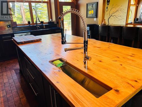 2557 Ledgerock  Ridge, Invermere, BC - Indoor Photo Showing Kitchen