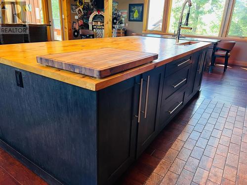 2557 Ledgerock  Ridge, Invermere, BC - Indoor Photo Showing Kitchen