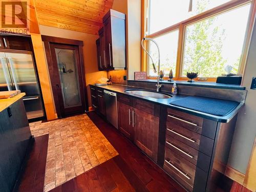 2557 Ledgerock  Ridge, Invermere, BC - Indoor Photo Showing Kitchen With Double Sink