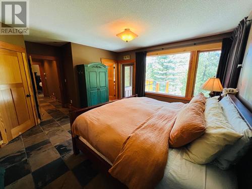 2557 Ledgerock  Ridge, Invermere, BC - Indoor Photo Showing Bedroom