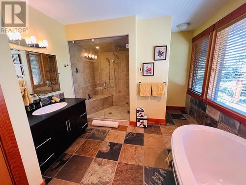 2557 Ledgerock  Ridge, Invermere, BC - Indoor Photo Showing Bathroom