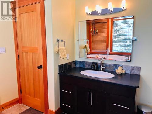 2557 Ledgerock  Ridge, Invermere, BC - Indoor Photo Showing Bathroom