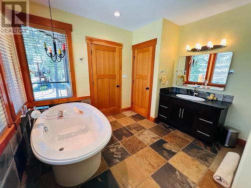 2557 Ledgerock  Ridge, Invermere, BC - Indoor Photo Showing Bathroom