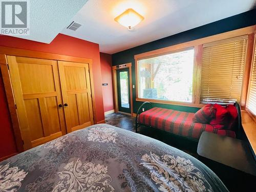 2557 Ledgerock  Ridge, Invermere, BC - Indoor Photo Showing Bedroom