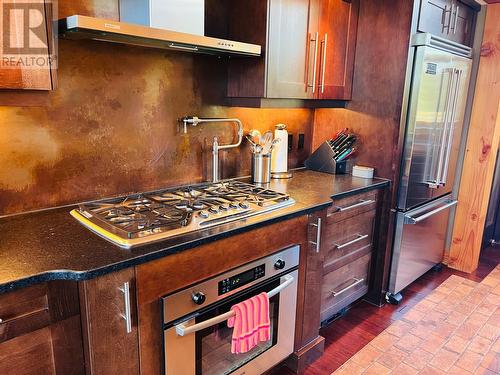 2557 Ledgerock  Ridge, Invermere, BC - Indoor Photo Showing Kitchen