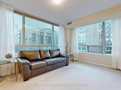 401-2 Rean Dr, Toronto, ON - Indoor Photo Showing Living Room