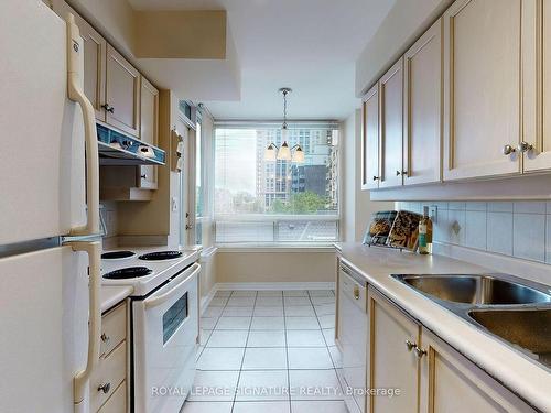 401-2 Rean Dr, Toronto, ON - Indoor Photo Showing Kitchen