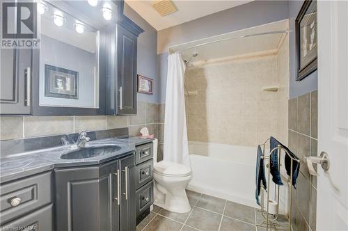 shared bath main floor - 30 Durham Street, Kitchener, ON - Indoor Photo Showing Bathroom