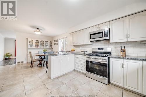 3095 Fazio Drive, Windsor, ON - Indoor Photo Showing Kitchen