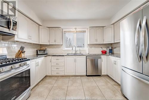 3095 Fazio Drive, Windsor, ON - Indoor Photo Showing Kitchen With Upgraded Kitchen