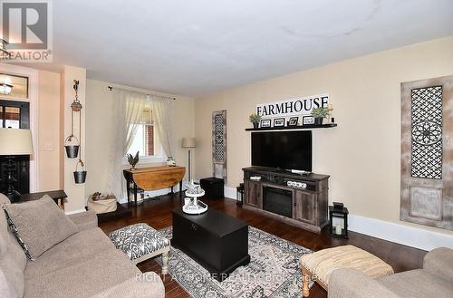 45 Queen Street, Kawartha Lakes, ON - Indoor Photo Showing Living Room